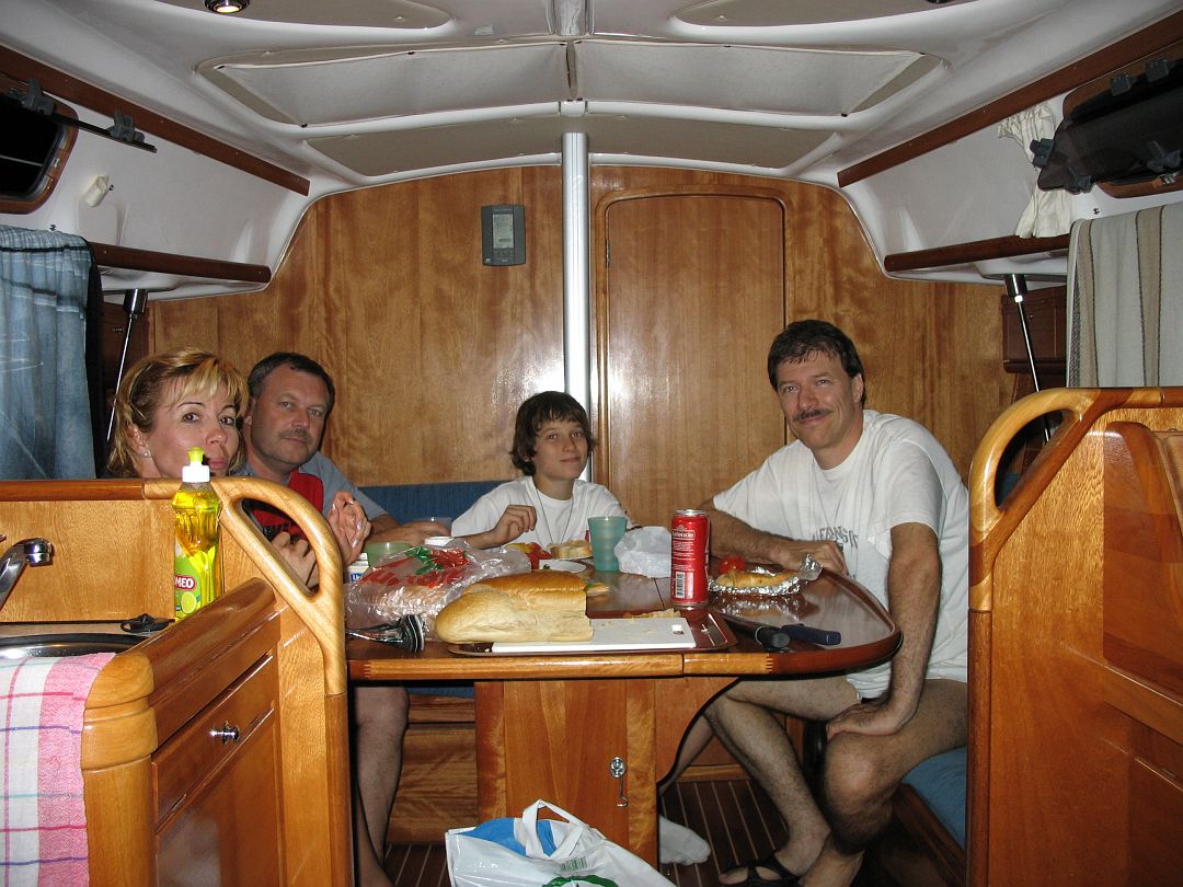 IMG_7764.JPG - Elsõ este, elsõ vacsoránk. Fog a horgony, mindenki nyugodt... még.