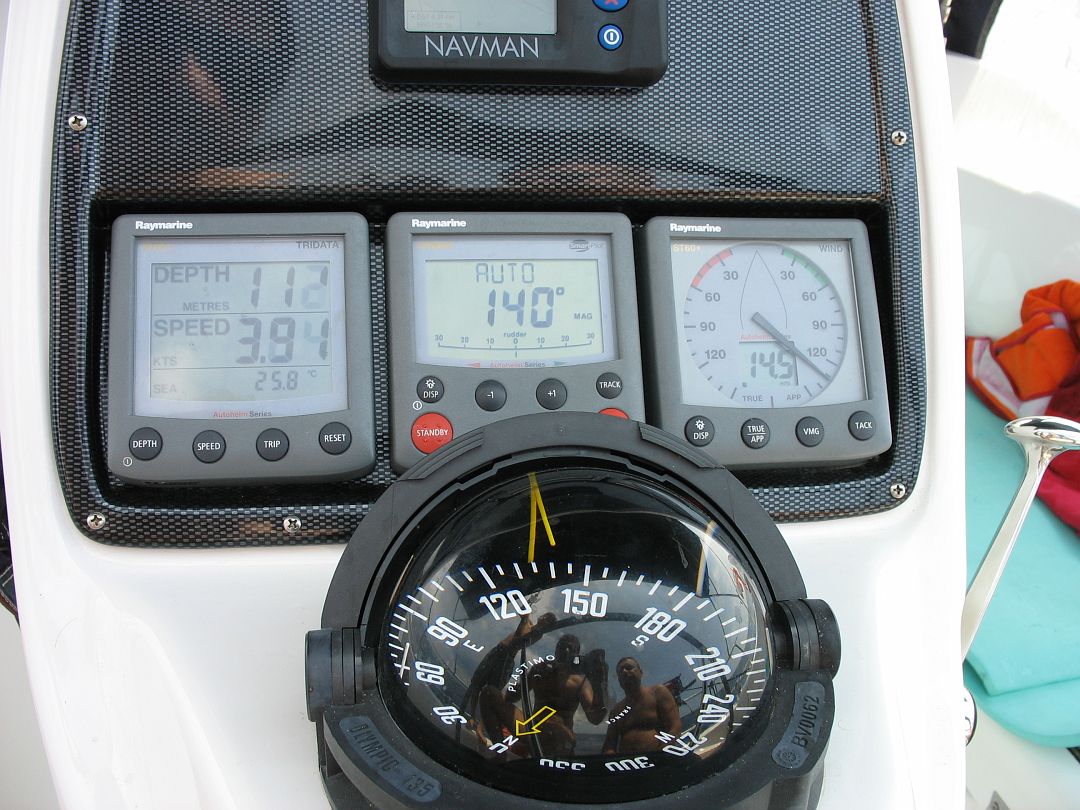 IMG_7798.JPG - 112 méter vízmélység. 14csomós 3/4-es szél. Két napi utat tettünk meg.