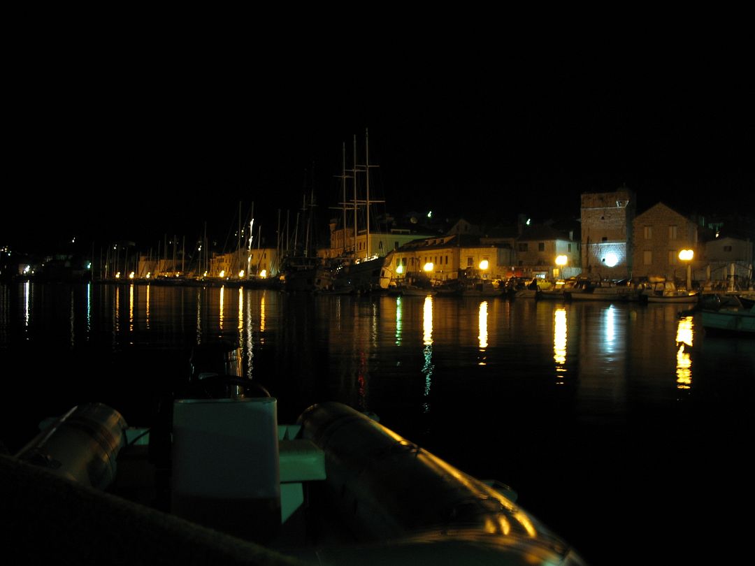 IMG_7869.JPG - Vis városa. Sajnos kikötõhely már nem volt.