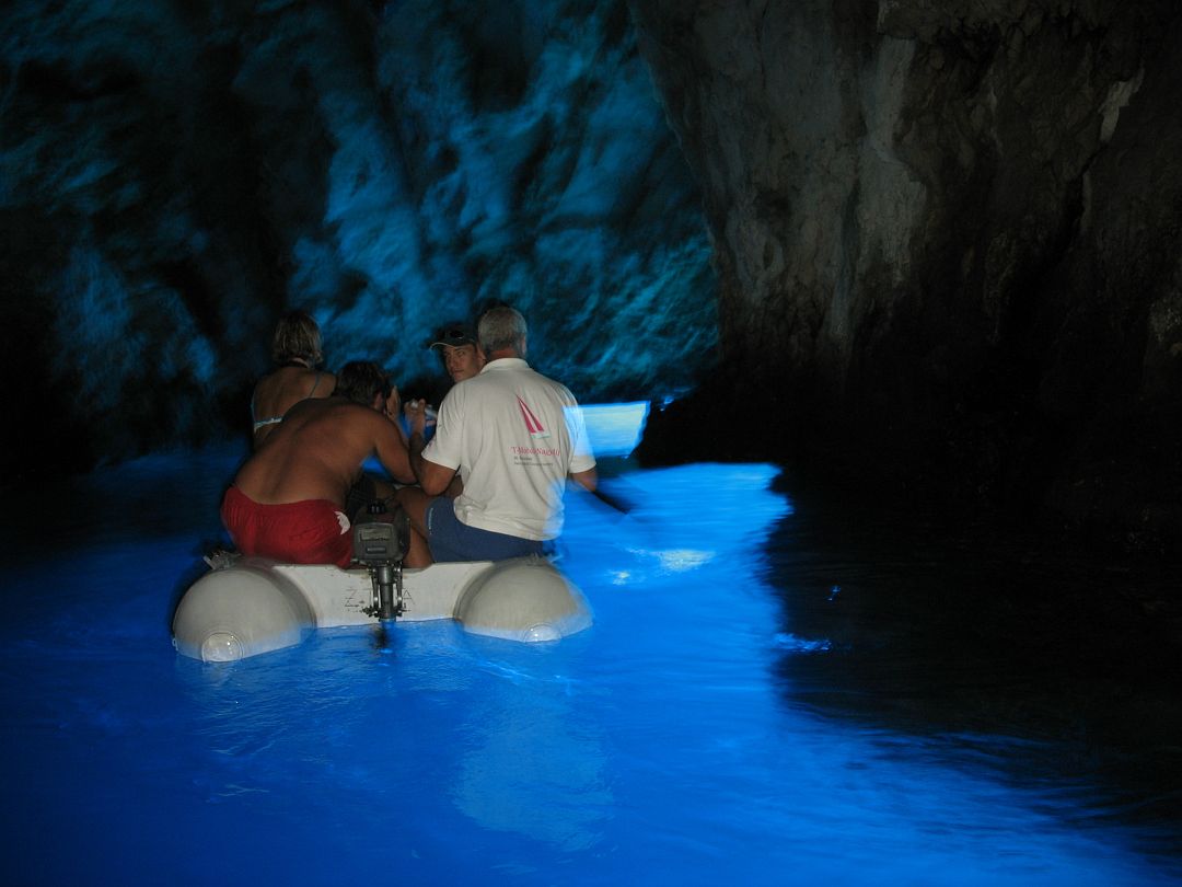 IMG_8013.JPG - A barlang elõtt jegyet szedtek csónakból.