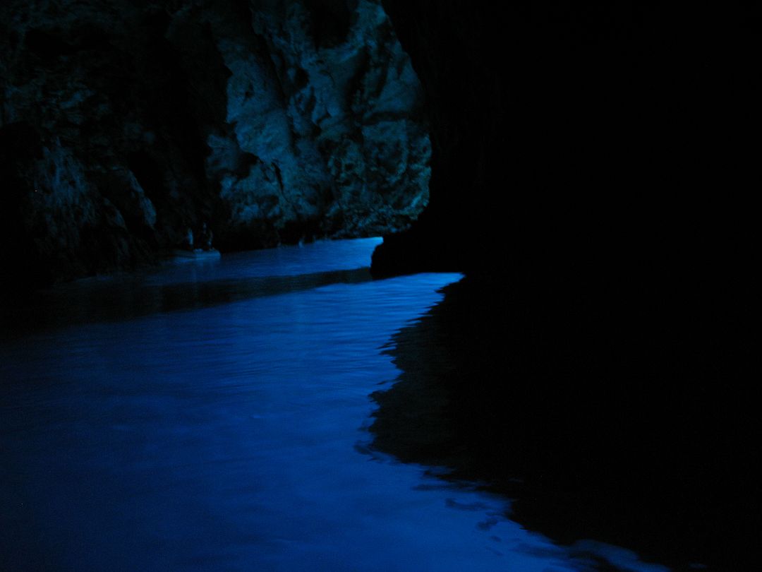 IMG_8027.JPG - Kék barlang. Tényleg csodaszép. Fényképezni nem túl egyszerû feladat. Ha rövid a záridõ nem látszik semmi, ha hosszú, akkor bemozdul.