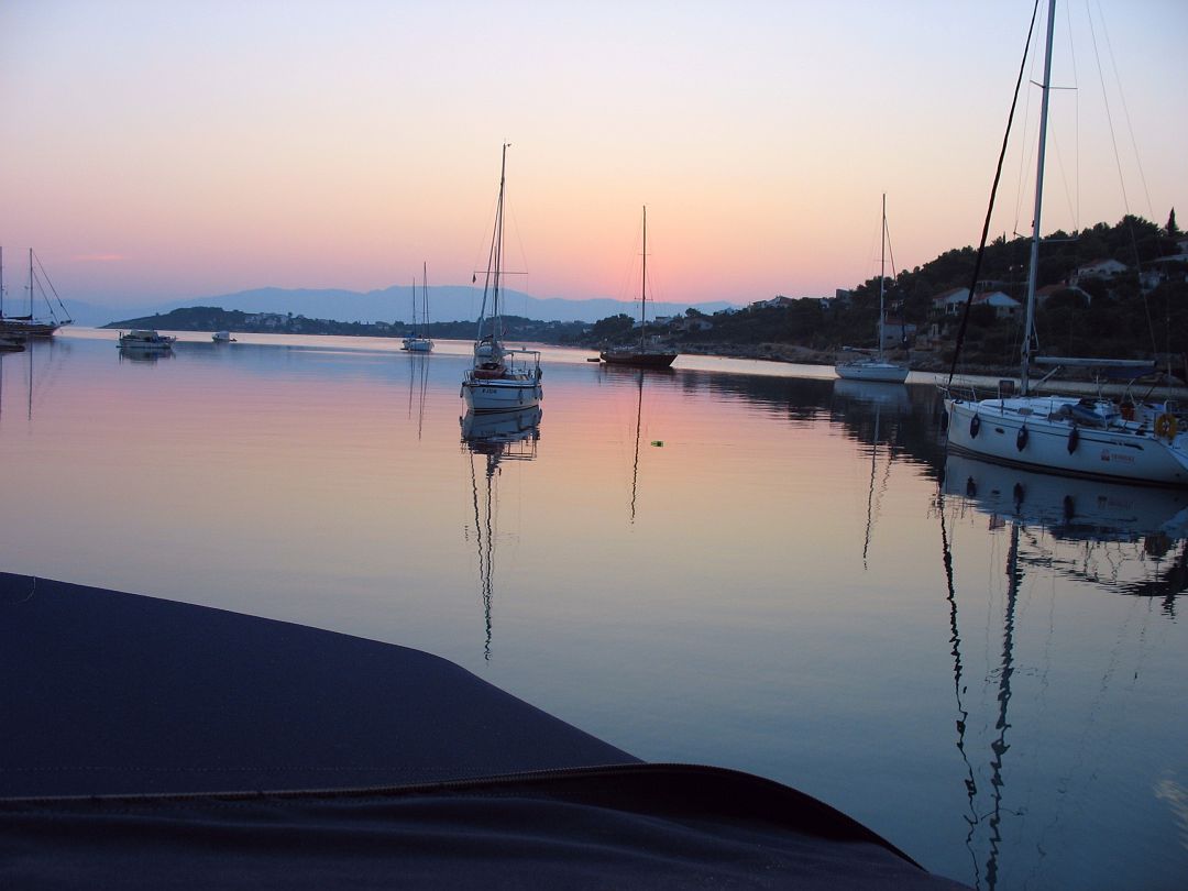 IMG_8272.JPG - Naplemente után a Brac melletti Solta sziget Necujam nevû öblében.