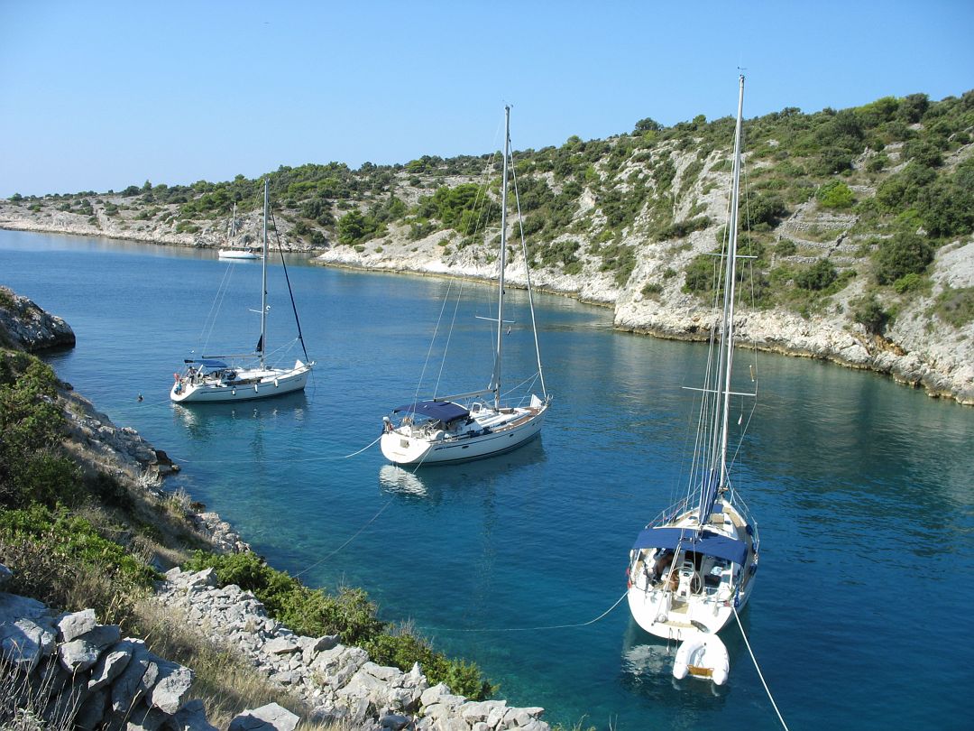 IMG_8382.JPG - Elõl horgony hátul két kötés a sziklákra.