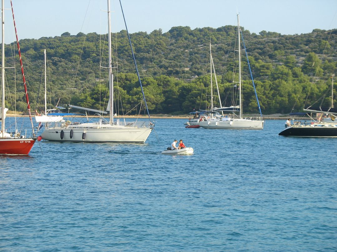 IMG_8406.JPG - Srácok jól elvoltak. Még jó hogy két boci volt. Hol egyik, hol a másik szuperált.