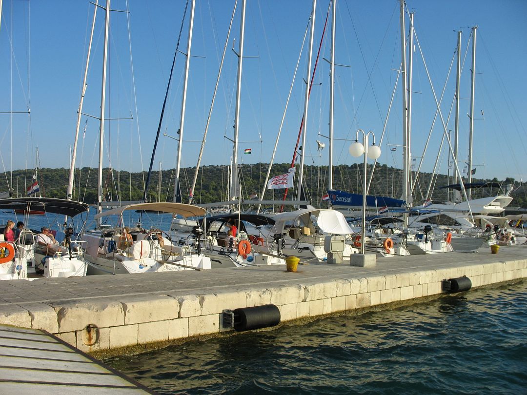 IMG_8411.JPG - KAprije kikötõ. Áram van, vizet hajóval hozzák Splitbõl.