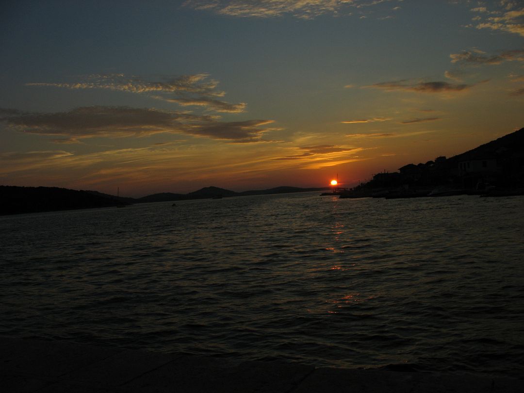 IMG_8420.JPG - Kaprije naplemente. Ha erõsen figyelünk..... meg vannak a gyerekek! Boci 11 óránál.