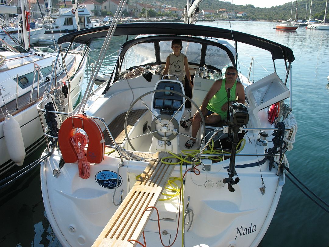 IMG_8426.JPG - Kaprije sziget és városka kikötõjében. Végre vettünk vizet, kenyeret.