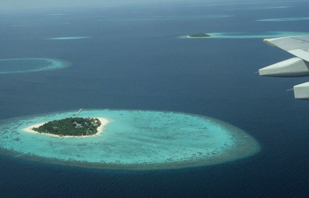 5196487.jpg - Egy kisebb sziget fentrõl. Vannak lakottak, és vannak lakatlanok. Egy ilyen lakatlanra kirándultunk valamelyik nap, de kb. 100x többen voltak rajta, mint amennyit a neve sugall.