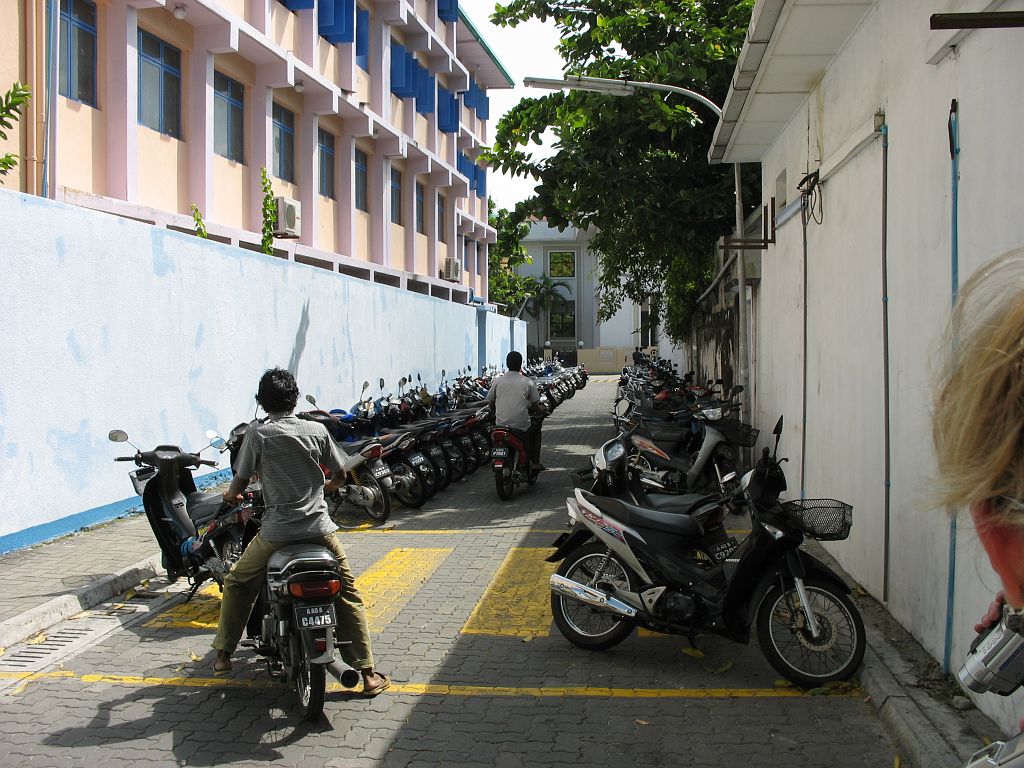 IMG_1714.JPG - A fõváros kb 4 km2, de ennyi autó és motor.... teljesen érthetetlen.