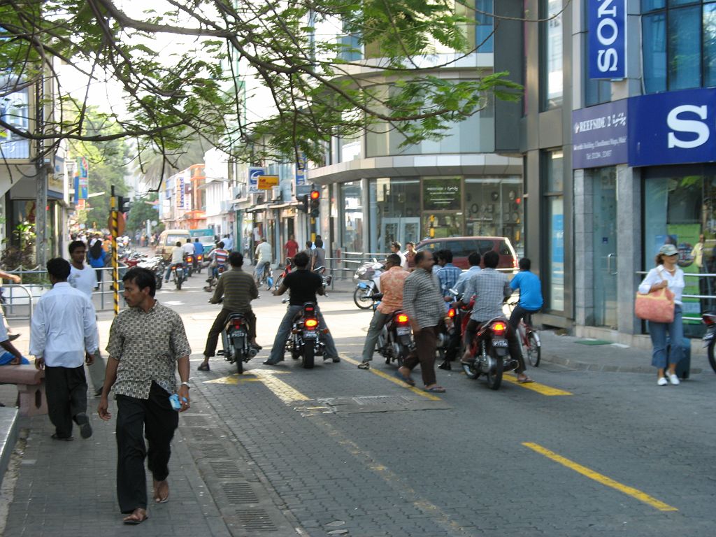 IMG_1751.JPG - A sziget legtávolabbi pontjai max 2 km-re vannak egymástól. Teljesen indokolt a nagy autó és motorforgalom.